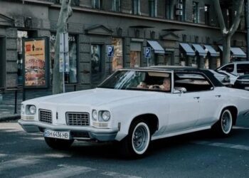 Авто з іншої епохи: в Україні помітили рідкісний американський кабріолет 1972 року (ФОТО)