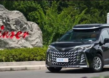 Від творців заряджених Mercedes: Toyota представила розкішне сімейне авто (ФОТО)