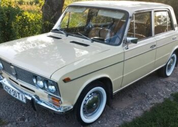 50-річний ВАЗ-2103 зберігся у винятковому стані: його продають за низьку ціну (ФОТО)