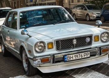 В Україні помітили рідкісну преміальну Toyota 70-х у чудовому стані (ФОТО)