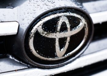 Продажі та виробництво Toyota впали у липні