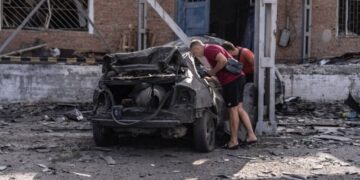 Удар РСЗВ по промзоні Сум: горіли авто, пошкоджені склади, семеро постраждалих