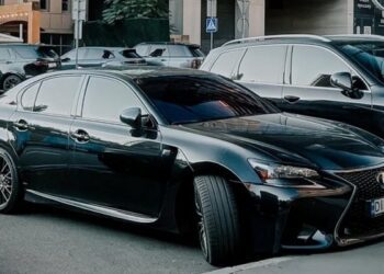 477 сил і лише 3252 екземпляри: у Києві помітили рідкісний Lexus (ФОТО)