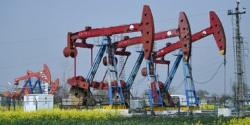 Ціни на нафту падають через переговори Ірану та Оману
