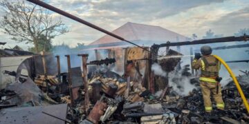 Під загрозою повторних атак: рятувальники ліквідовували пожежі у Сумах