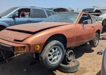 На американському звалищі знайшли рідкісний Porsche 924 1977 року (ФОТО)