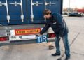 Чому великі вантажівки називають «тірами» і що означає напис TIR