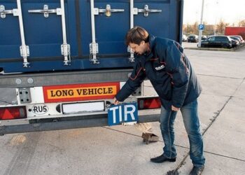 Чому великі вантажівки називають «тірами» і що означає напис TIR