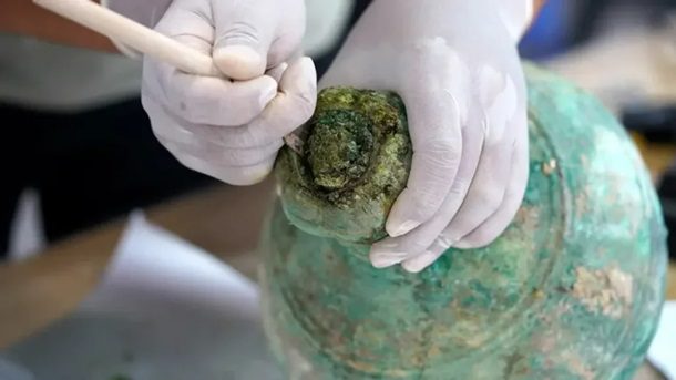 В Китаї виявили 2300-річне пиво у бронзовій пляшці