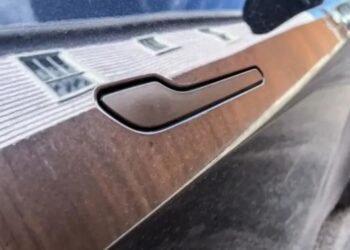 Tesla відкликає рекордні 3 млн авто у Китаї