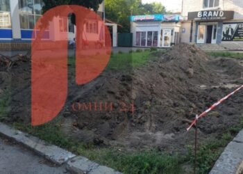 ФОТОФАКТ! У Ромнах біля Укрпошти облаштовують нову клумбу: туї вже викорчували