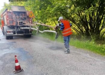 На трасі Кролевець – Конотоп – Ромни – Пирятин проводять ремонтні роботи та ліквідують аварійну ямковість