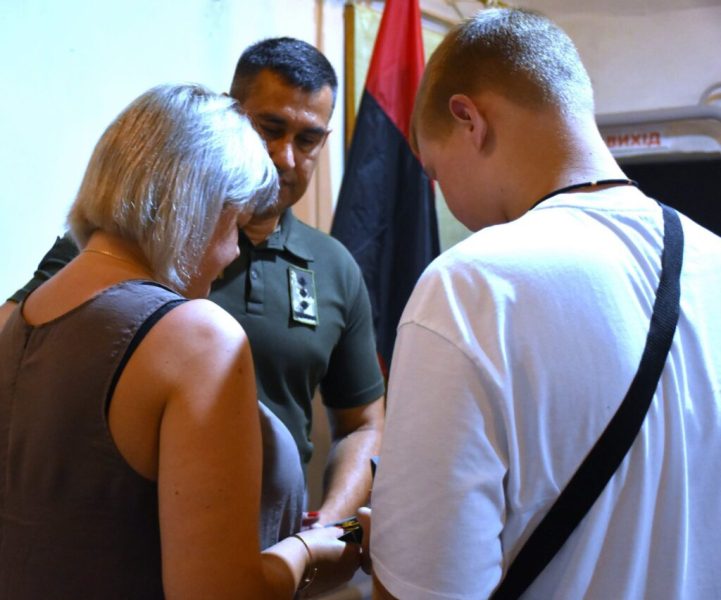 Нагороди – родинам, шана – Героям: у Конотопі вшанували полеглих прикордонників + Фото