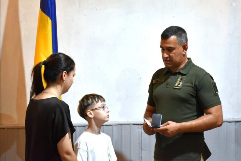 Нагороди – родинам, шана – Героям: у Конотопі вшанували полеглих прикордонників + Фото