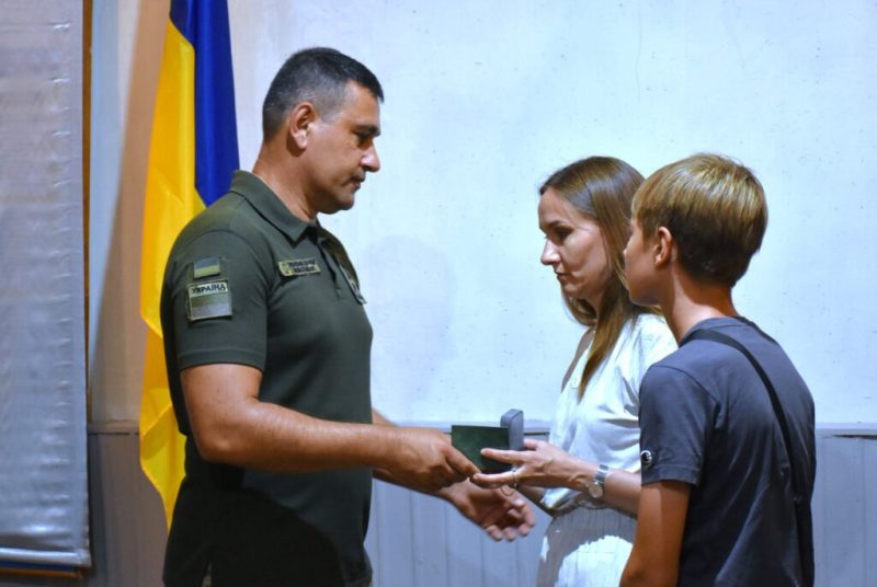 Нагороди – родинам, шана – Героям: у Конотопі вшанували полеглих прикордонників + Фото