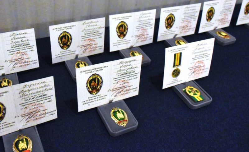 Нагороди – родинам, шана – Героям: у Конотопі вшанували полеглих прикордонників + Фото