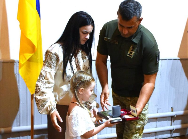 Нагороди – родинам, шана – Героям: у Конотопі вшанували полеглих прикордонників + Фото