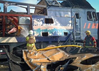 Під Сумами рятувальники гасили загоряння потяга після ворожої атаки