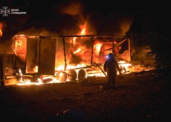 Під загрозою повторних обстрілів: рятувальники ДСНС оприлюднили наслідки авіаційних ударів по обласному центру + Фото