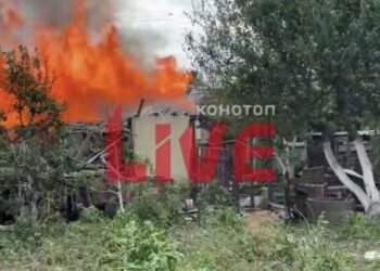 Реактивний «Шахед» влучив у приватний будинок у Конотопі — на місці пожежа