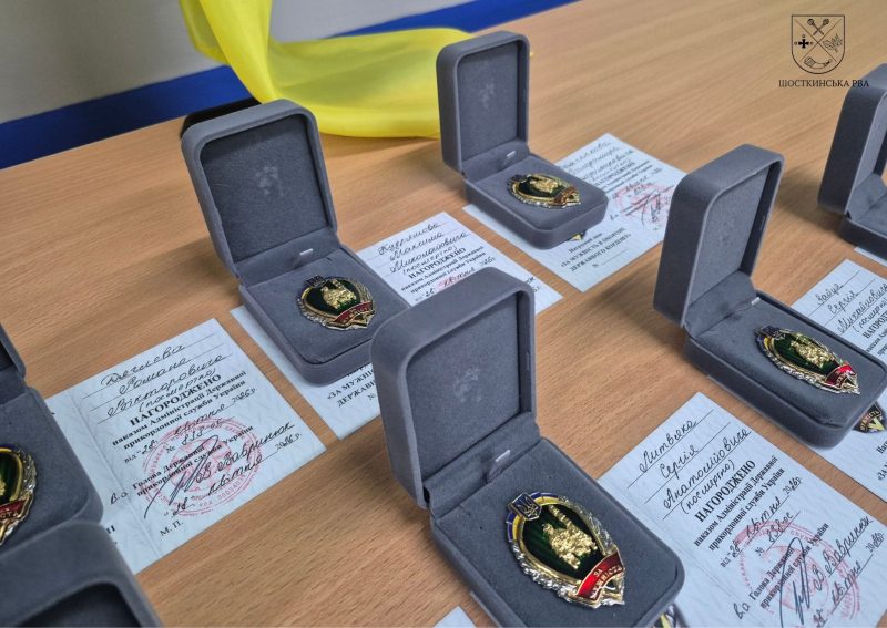 Родинам дев’яти загиблих прикордонників із Шосткинщини передали посмертні нагороди + Фото