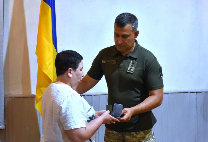 Родинам загиблих прикордонників із Конотопа передали посмертні нагороди