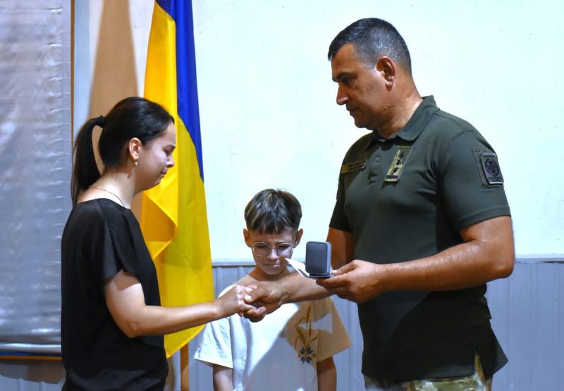 Родинам загиблих прикордонників із Конотопа передали посмертні нагороди