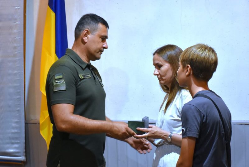 Родинам загиблих прикордонників із Конотопа передали посмертні нагороди