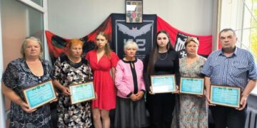 Шануємо подвиг: в Охтирці родинам загиблих Захисників вручили відзнаки Почесних громадян міста