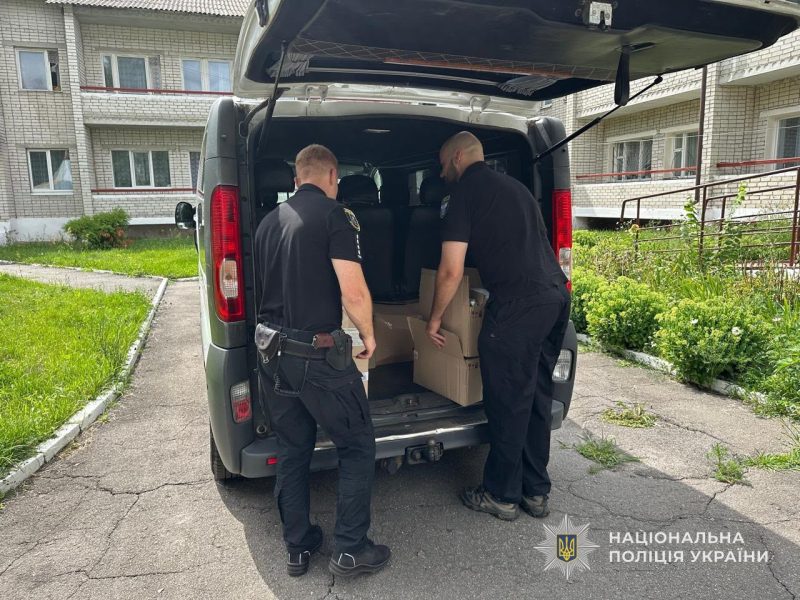 Шосткинські поліцейські завітали до підопічних соціально-лікувального закладу у Воронежі