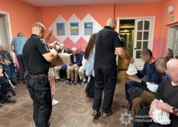 Шосткинські поліцейські завітали до підопічних соціально-лікувального закладу у Воронежі