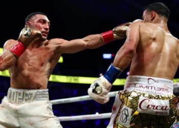 Теофімо Лопес переміг Роландо Ромеро і став чемпіоном WBA у напівсередній вазі
