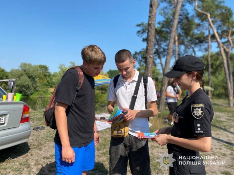 У Конотопі ювенальні поліцейські нагадали дітям правила безпечного відпочинку біля водойм