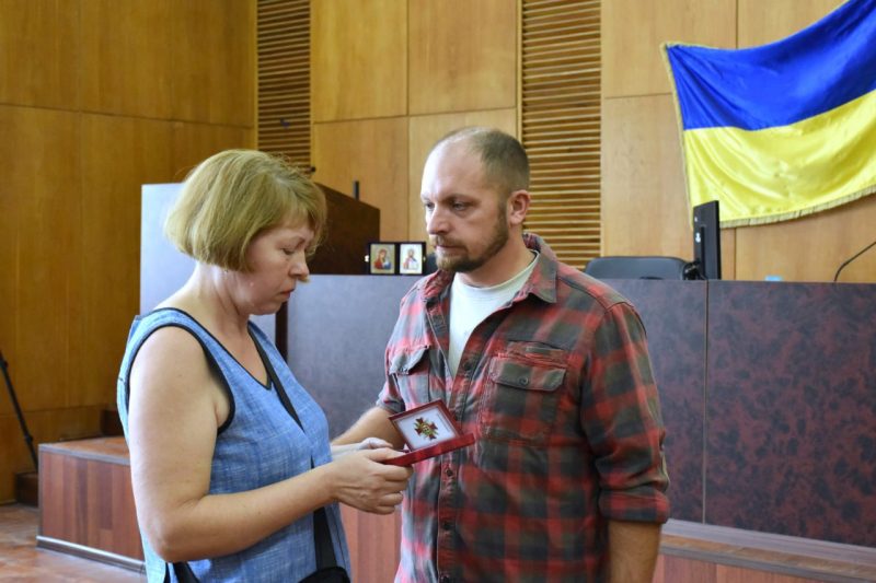 У Конотопі рідним полеглих захисників вручили посмертні відзнаки