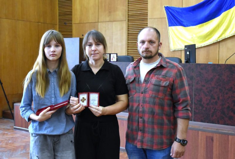 У Конотопі рідним полеглих захисників вручили посмертні відзнаки