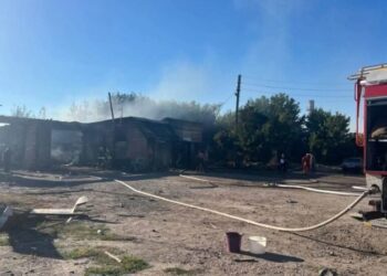 У Ромнах внаслідок ударів БпЛА виникли пожежі: пошкоджено склад, бокси та техніку