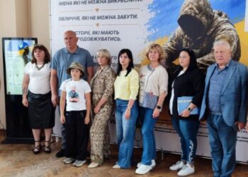 У Шостці відкрили Простір пам’яті зниклих безвісти, щоб зберігати історії людей, про яких досі чекають звісток їхні родини