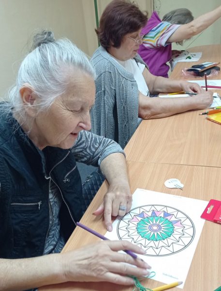 У Шосткинській бібліотеці учасниці &laquo;Нашого простору разом&raquo; занурилися у світ мандал + Фото