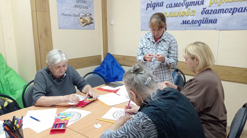 У Шосткинській бібліотеці учасниці &laquo;Нашого простору разом&raquo; занурилися у світ мандал + Фото