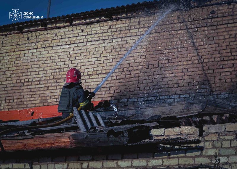 У Шосткинській громаді через ворожу атаку одразу виникло кілька пожеж + Відео