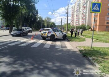 У Сумах на пішохідному переході жінка збила двох братів: хлопців з важкими травмами госпіталізували до лікарні