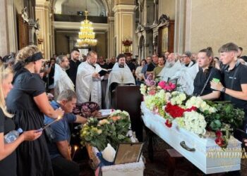 У Сумах попрощалися із двома сестрами, які загинули внаслідок російського авіаудару