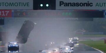 ВІДЕО. Болід злетів у повітря та був розтрощений в моторошній аварії