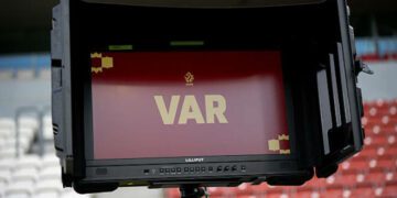 ВІДЕО. Кумедна ситуація у матчі Ліги конференцій. Арбітр зламав монітор VAR