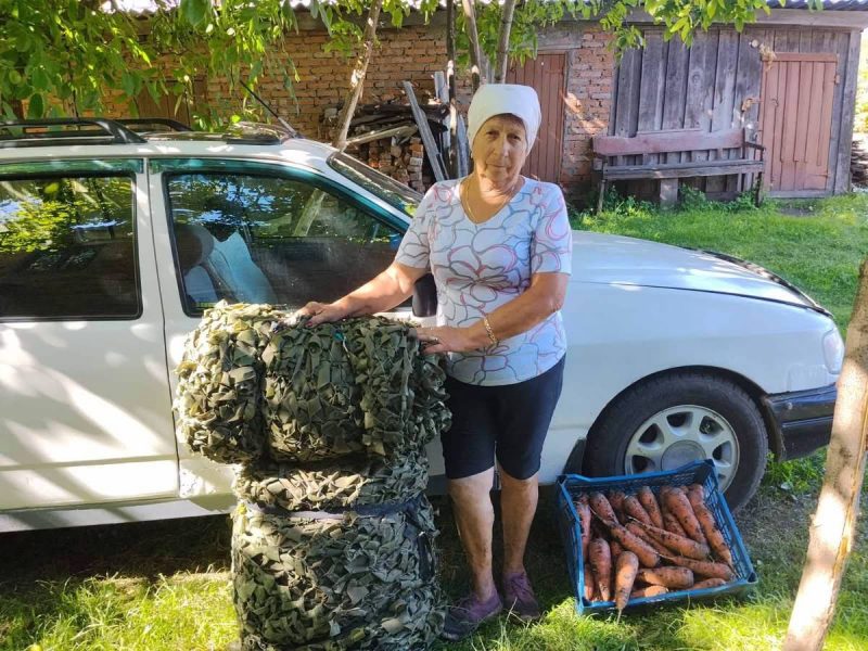 Жителі Путивльської громади передали військовим продукти та маскувальні сітки