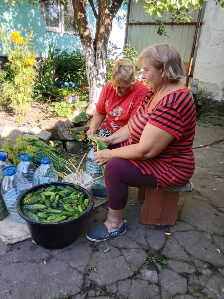 Жителі Путивльської громади передали військовим продукти та маскувальні сітки