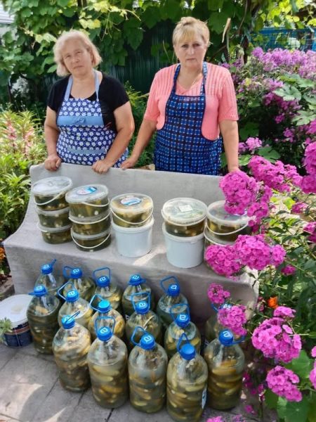 Жителі Путивльської громади передали військовим продукти та маскувальні сітки