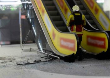 У Сумах російський дрон влучив у торговельний центр: виникла пожежа