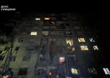 Загинули двоє людей внаслідок удару КАБ по багатоповерхівці у Сумах