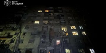 Загинули двоє людей внаслідок удару КАБ по багатоповерхівці у Сумах